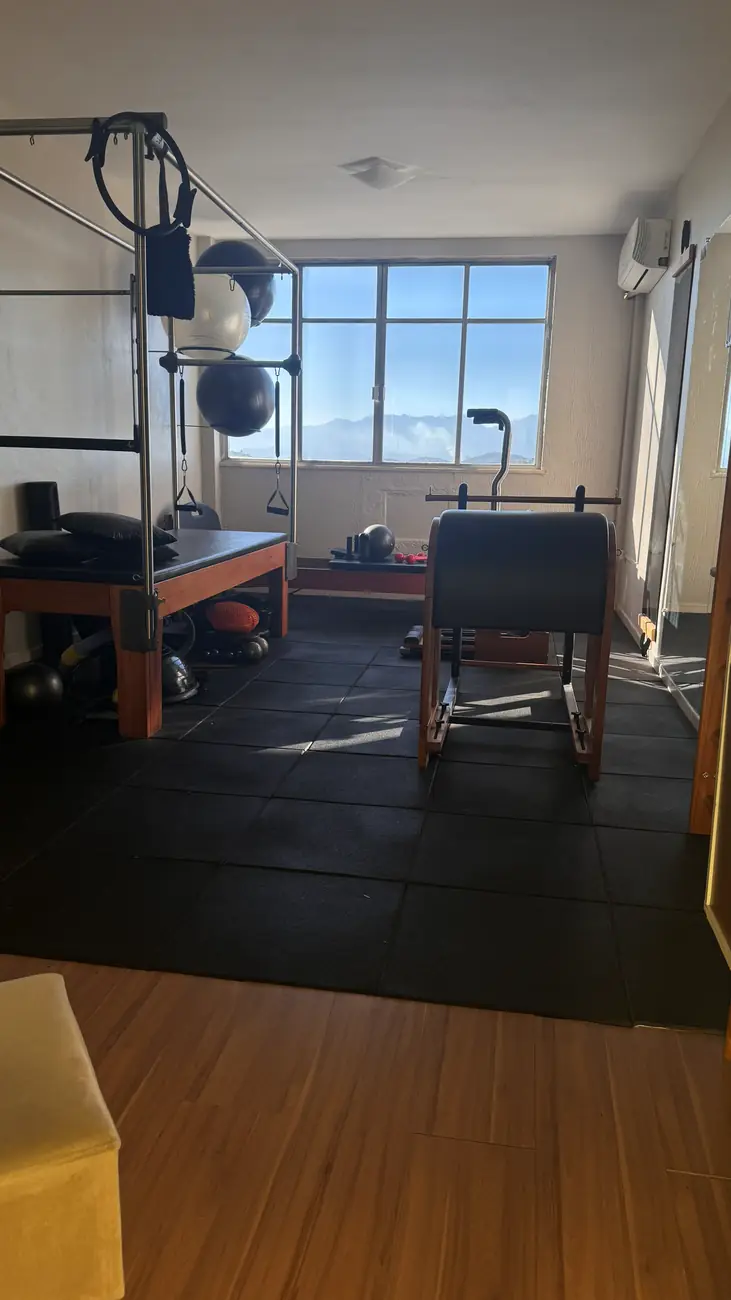 Sala de Pilates do Revita Studio em São Gonçalo, com aparelho Reformer e luz natural