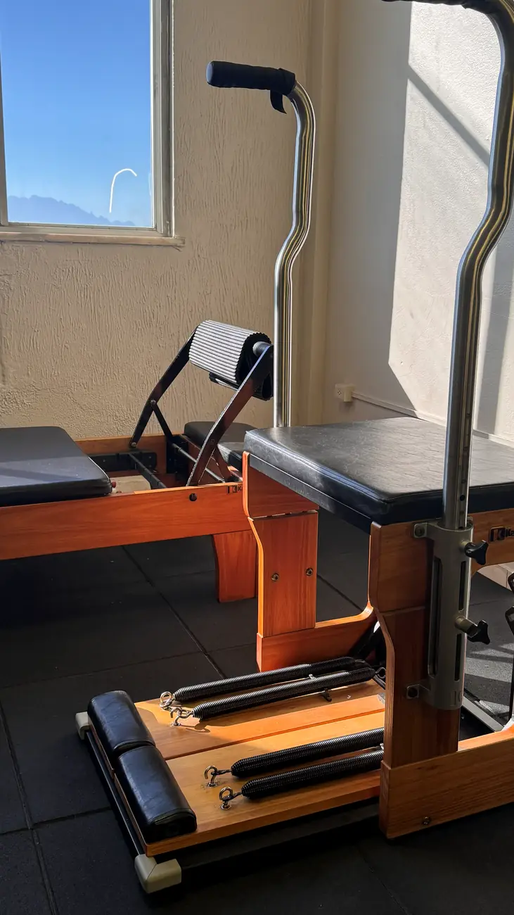 Aparelho Reformer de Pilates ao lado da janela no Revita Studio