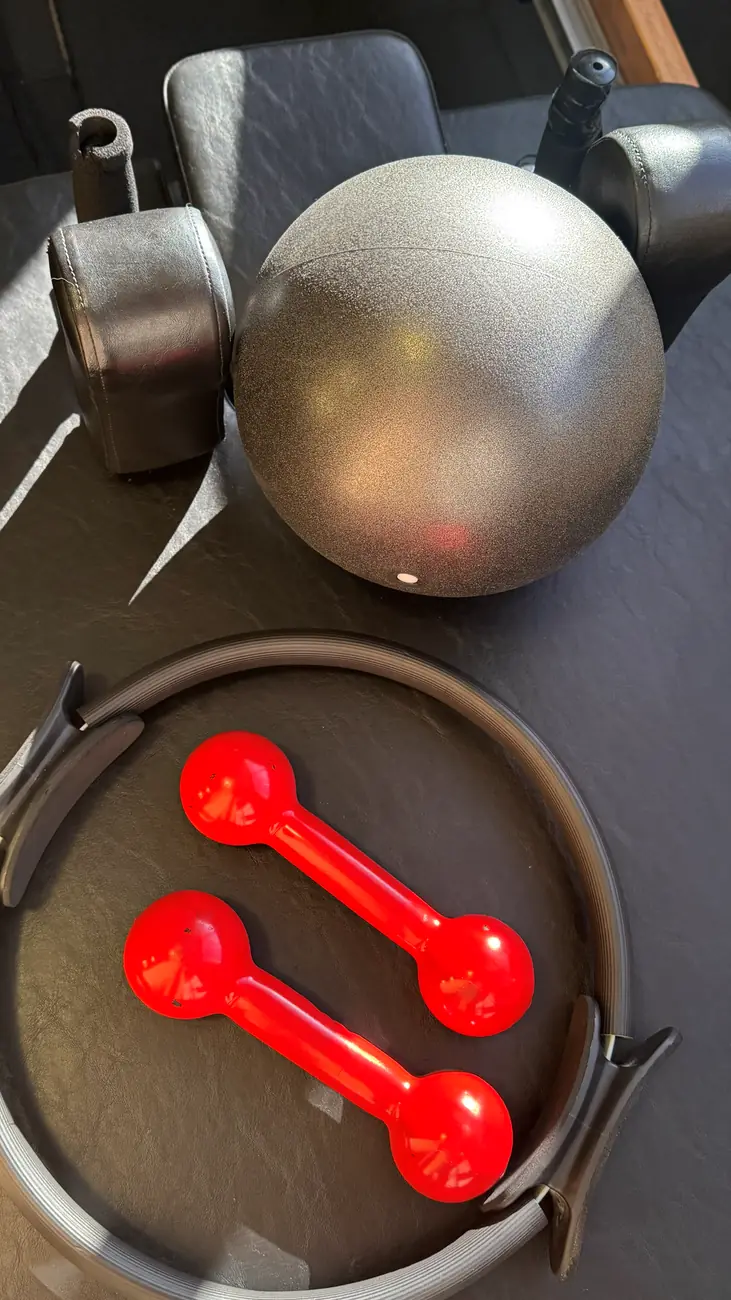Halteres e magic circle usados nas aulas de Pilates