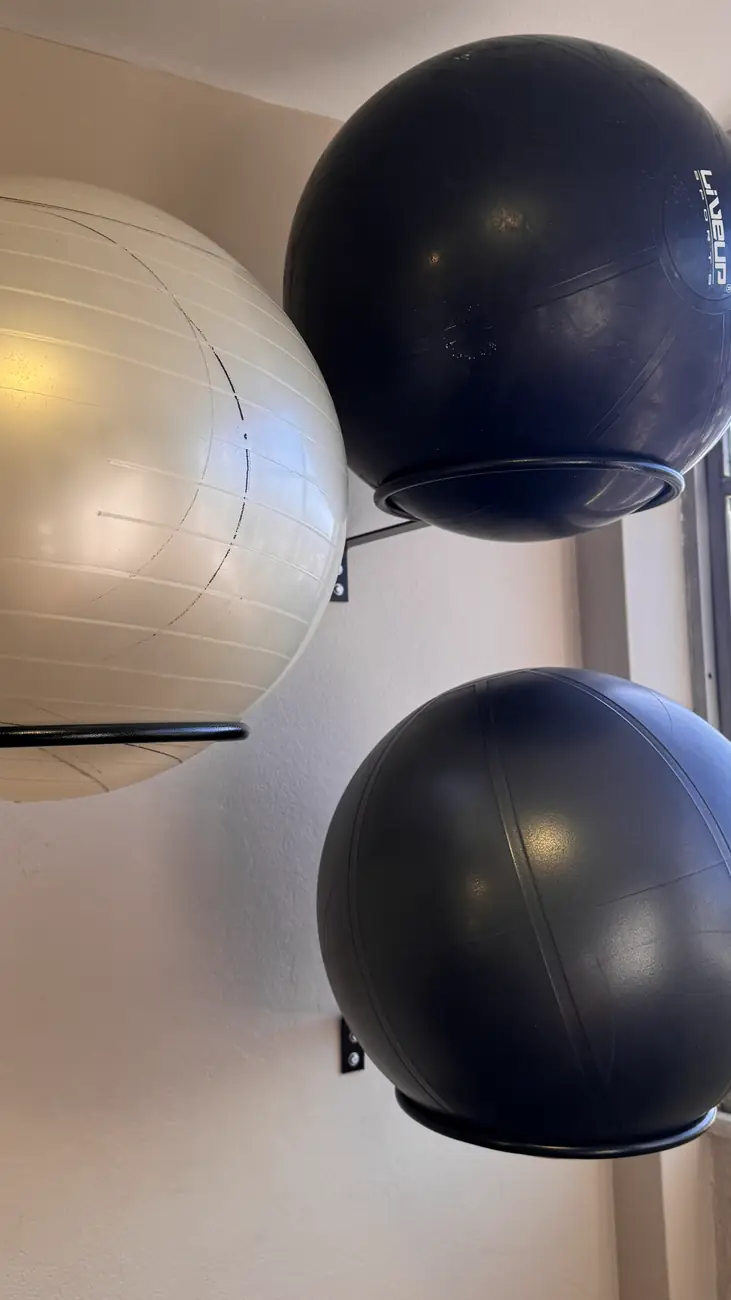 Bolas de estabilidade organizadas no estúdio de Pilates